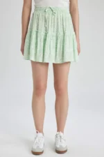 ⁦جيب شورت قصير فلورال فيسكوز باللون الأخضر⁩ - الصورة ⁦4⁩