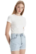 ⁦شورت جينز موم فيت بخصر عالي⁩ - الصورة ⁦2⁩